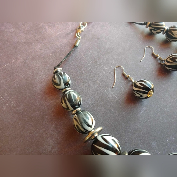 RARE/Vintage 80's Zebra wooden beaded necklace & earring set. - Picture 10 of 17